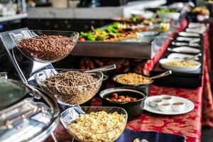 Buffet Linie mit Müsli Schalen und sortiert Lebensmittel foto