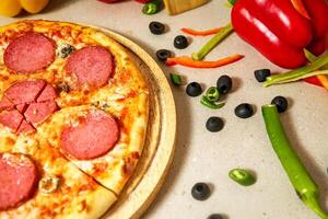 Peperoni und schwarz Olive Pizza auf Tabelle foto