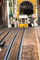 romantisch Gelb Straßenbahn - - Main Symbol von Lissabon, Portugal foto