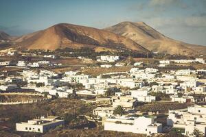 schön Dorf Yaiza mit Aussicht zu das Vulkane von Lanzarote foto