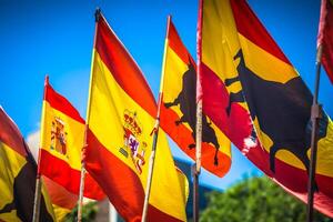 Spanisch National offiziell Flaggen. patriotisch Symbol foto