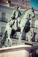 König Carlos iii Pferdesport Statue berühmt tio pepe Zeichen puerta del Sol Tor von das Sonne die meisten berühmt Platz im Madrid Spanien foto