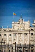 königlich Palast von Madrid ist das offiziell Residenz von das Spanisch königlich Familie beim das Stadt von Madrid, Spanien foto