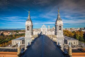 Kathedrale von Heilige Maria das königlich von la Almudena. Madrid ist ein Beliebt Tourist Ziel von Europa foto