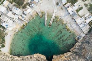 dwejra ist ein Lagune von Meerwasser auf das Insel von gozo. Antenne Aussicht von Meer Tunnel in der Nähe von azurblau Fenster. Mittelmeer Meer. Malta foto