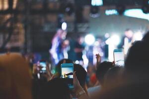 Hand mit ein Smartphone Aufzeichnungen Leben Musik- Festival, nehmen Foto von Konzert Bühne, Leben Konzert, Musik- Festival