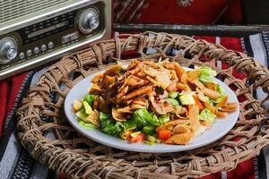 fetter, Abonnieren Salat mit Cracker, Gurke, Tomate, Zwiebel serviert im Gericht isoliert auf rot Matte oben Aussicht auf Tabelle Arabisch Essen foto