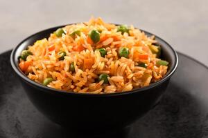 schezwan gebraten Reis oder Matar pulao und Essstäbchen serviert im Schüssel Seite Aussicht von Chinesisch Essen foto