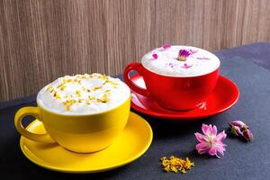 cremig Blase Milch Tee serviert im Tasse Belag mit Sahne und Blumen isoliert auf Tabelle Seite Aussicht Cafe Dessert trinken foto