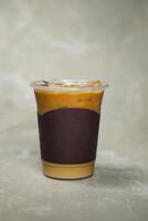vereist vermischt Karamell Kaffee serviert im Einweg Tasse isoliert auf grau Hintergrund Seite Aussicht von Cafe Dessert foto