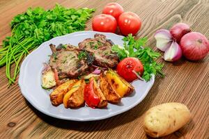 braten Rindfleisch Rippe Auge flach mit Pita-Brot brot, Tomate, Kartoffel Gemüse, Zwiebel und Koriander serviert im Gericht isoliert auf Tabelle Seite Aussicht von arabisch Essen foto