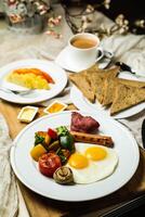 Englisch Frühstück mit Gemüse Salat umfassen Tomate, Kartoffel, Grüner Salat Blatt und Karotte mit Tee, Kaffee, und Süss Melone serviert auf Essen Tabelle oben Aussicht gesund Frühstück foto