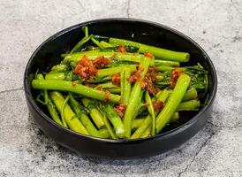 sautiert Knoblauch Spinat oder rau muong xao toi serviert im Gericht isoliert auf grau Hintergrund oben Aussicht von Singapur Meeresfrüchte foto