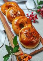 Mochaccino Donuts oder Mokka Belag isoliert hölzern Tablett Seite Aussicht von gebacken Frühstück Essen foto