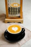 Kaffee Latté Kunst serviert im Tasse umfassen Zucker, Milch isoliert auf Serviette Seite Aussicht Cafe Frühstück heiß trinken foto