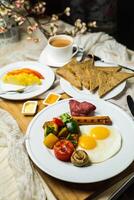 Englisch Frühstück mit Gemüse Salat umfassen Tomate, Kartoffel, Grüner Salat Blatt und Karotte mit Tee, Kaffee, und Süss Melone serviert auf Essen Tabelle oben Aussicht gesund Frühstück foto