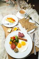 Englisch Frühstück mit Gemüse Salat umfassen Tomate, Kartoffel, Grüner Salat Blatt und Karotte mit Tee, Kaffee, und Süss Melone serviert auf Essen Tabelle oben Aussicht gesund Frühstück foto