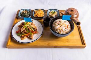xo Schweinefleisch mit gekocht Reis Gericht isoliert auf hölzern Tafel Seite Aussicht von japanisch Essen auf Tabelle foto