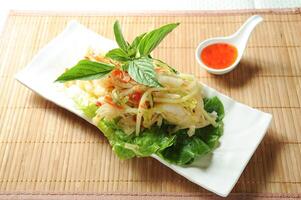 Vietnamesisch heiß und sauer Hähnchen Füße mit Chili Soße serviert im Gericht isoliert von Tabelle oben Aussicht schnell Essen Snacks foto