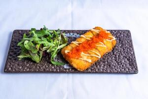 Garnele und Krabbe Schnitzel mit Grapefruit Soße mit Grün Blätter isoliert auf Schneiden Tafel oben Aussicht von japanisch Essen auf Hintergrund foto