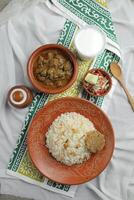 mezbani Rindfleisch korma Karahi khichuri Reis Combo mit Salat, borhani und gebacken Gulab Jamun serviert im Gericht isoliert auf Matte oben Aussicht von indisch und Bangladesch Essen foto