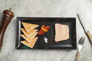 Foie gras Terrine serviert im Gericht isoliert auf Marmor Hintergrund oben Aussicht auf Hong kong Essen foto