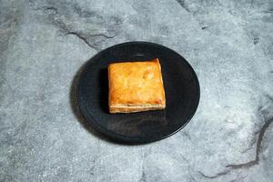 würzig Hähnchen Puff Gebäck serviert im Teller isoliert auf Hintergrund oben Aussicht von gebacken Essen indisch Dessert foto