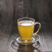 Chrysantheme Tee serviert im Tasse isoliert auf Tabelle Seite Aussicht gesund Morgen trinken foto