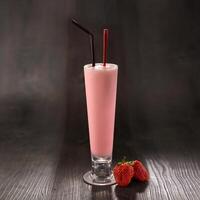frisch Erdbeere Milchshake mit Stroh serviert im Glas isoliert auf Tabelle Seite Aussicht gesund Morgen trinken foto