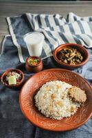 Rindfleisch Chui jhal Combo mit pulao Reis, Schami Kebab, korma Karahi, Kala Buna, boondi rabri, borhani und Salat serviert im Gericht isoliert auf Matte oben Aussicht von indisch und Bangladesch Essen foto