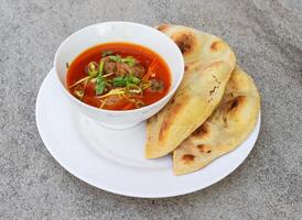 Hähnchen nihari mit Naan, Roti serviert im Gericht isoliert auf Hintergrund oben Aussicht von indisch Gewürze und pakistanisch Essen foto