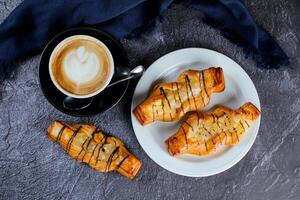 Apfel dänisch serviert Teller mit Tasse von Kaffee spät Kunst oben Aussicht von Französisch Frühstück gebacken Essen Artikel foto