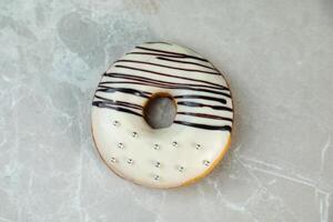 Weiß Schokolade Krapfen serviert im Teller isoliert auf grau Hintergrund oben Aussicht von gebacken Essen Frühstück auf Tabelle foto