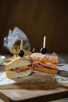 robust braten Rindfleisch Cheddar Sandwich mit Mayonnaise tauchen mit Fritten serviert im hölzern Tafel isoliert auf Serviette Seite Aussicht von Frühstück Essen foto