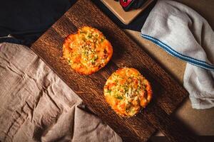 Hähnchen Pizza Brötchen serviert auf hölzern Tafel isoliert auf Serviette oben Aussicht von Bohnenkraut Snack Essen foto