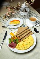 ausgestopft Omelette mit bown brot, Fleisch, Gemüse Salat umfassen Tomate, Kartoffel, Grüner Salat Blatt und Karotte mit Tee, Kaffee, und Süss Melone serviert auf Essen Tabelle oben Aussicht gesund Frühstück foto