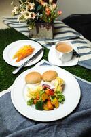 Ei Benedikt Schieberegler mit Gemüse Salat umfassen Tomate, Kartoffel, Grüner Salat Blatt und Karotte mit Tee, Kaffee, und Süss Melone serviert auf Essen Tabelle oben Aussicht gesund Englisch Frühstück foto