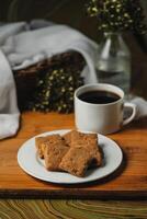 knackig Kekse Kekse serviert im Teller mit schwarz Kaffee isoliert auf Tabelle Seite Aussicht von amerikanisch Cafe gebacken Essen foto