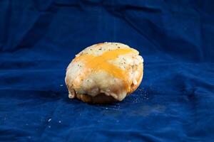 knusprig Hähnchen Brötchen isoliert auf Blau Hintergrund Seite Aussicht von Bohnenkraut Snack Essen foto