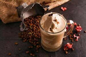 Eis Sahne Kaffee mit Kaffee Bohnen serviert im Einweg Becher isoliert auf Tabelle Seite Aussicht von gesund trinken foto