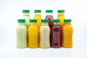 sortiert Säfte von orange, Mango, Granatapfel, Avocado und Termine Milchshake serviert im Flasche isoliert auf Hintergrund Seite Aussicht von gesund Morgen Saft trinken foto