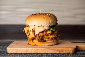Hähnchen geschmolzen Käse Burger isoliert auf hölzern Tafel oben Aussicht von Fast Food foto