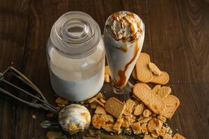 Eis Sahne Shake mit Plätzchen serviert im Glas isoliert auf Tabelle Seite Aussicht von gesund trinken foto