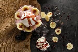 Erdbeere Maulbeere und Banane Shake mit Eis Sahne Scoop serviert im Glas isoliert auf Tabelle Seite Aussicht von gesund trinken foto