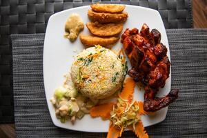 gebraten Reis, Hähnchen Brust Stück, Kartoffel Keile und Salat serviert im Gericht oben Aussicht von Fast Food foto