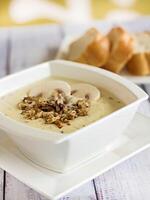 Hähnchen Pilz Suppe mit Brot und Zitrone Scheibe serviert im Schüssel isoliert auf Tabelle Nahansicht oben Aussicht von heiß Suppe foto