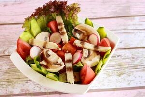 gemischt Salat mit Tomate, Gurke, Pilz, Grüner Salat verlassen und Käse serviert im Gericht isoliert auf Tabelle Nahansicht oben Aussicht von gesund organisch Essen foto