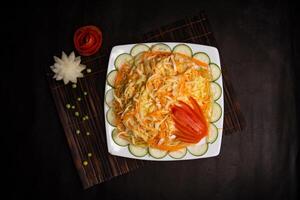 Krautsalat Salat oder cole Krautsalat mit Gurke, Kohl, Karotte, Creme, Mayo und Tomate serviert im Gericht isoliert auf Serviette Matte oben Aussicht von gesund Abendessen Essen foto