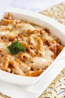 Penne Rose Pasta mit Käse serviert im Gericht isoliert auf Tabelle Nahansicht oben Aussicht von Italienisch Essen foto