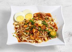 mee Siam Nudel Suppe oder Abonnieren Essen mit Nudeln, Ei und Hähnchen serviert im Gericht isoliert auf Banane Blatt oben Aussicht von Singapur Essen foto